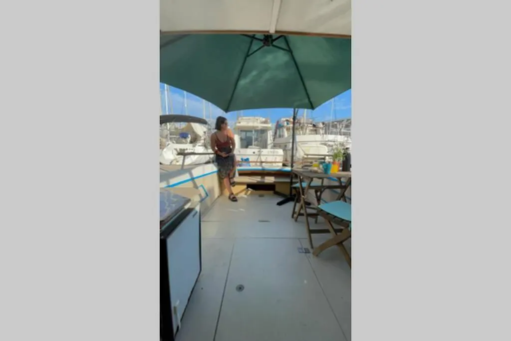 Beautiful 70S Vintage Yacht Boat In Barcelona Hotel Sant Adria de Besos Botel