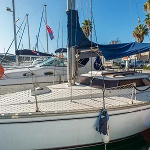 Pequeno Velero En Port Forum Ideal Backpackers Botel